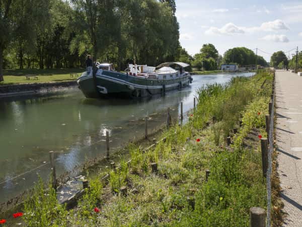 Une péniche sur le canal